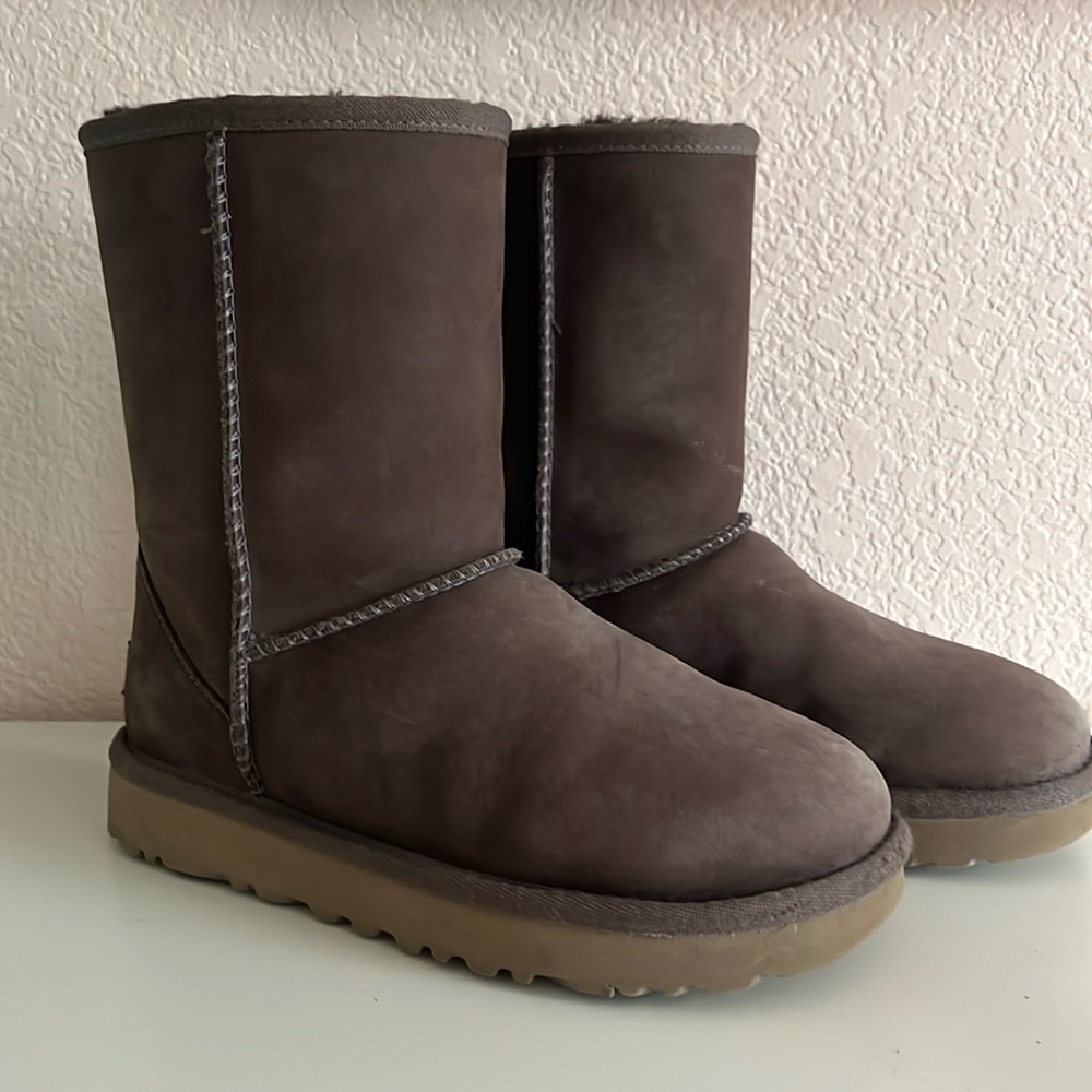 Classic Short II Water-Repellent UGG Boots size 5